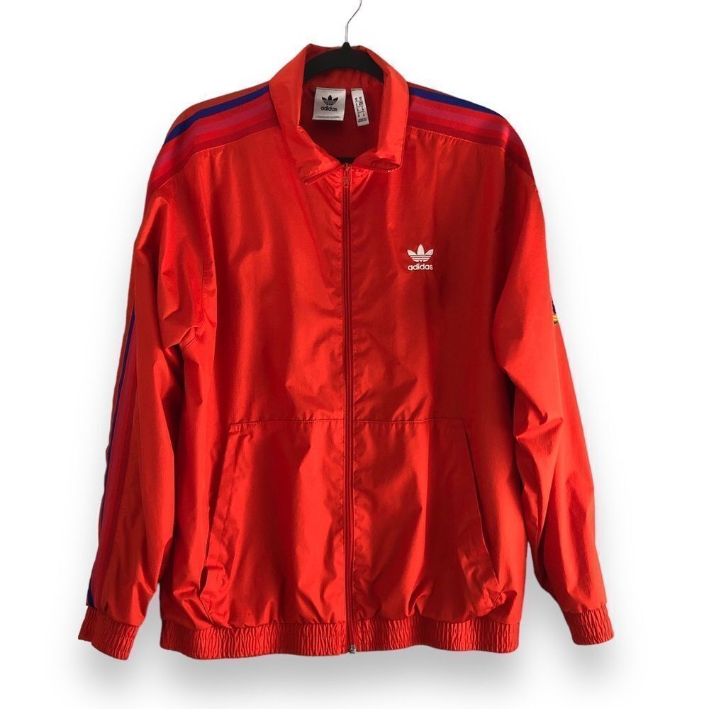 adidas Size Medium Originals 3D Trefoil 3-Stripes Track Jacket
Zipper gets stuck